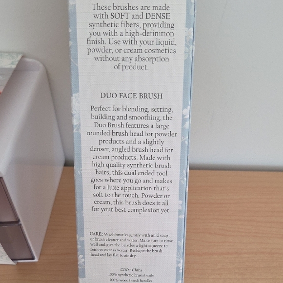 White Makeup Organizer NWT with Vince Camuto Luxury Brush Bundle - Picture 7 of 7